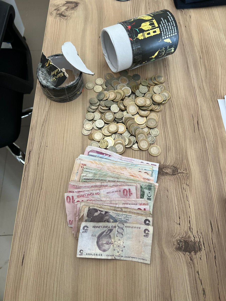 AfadBitlis's tweet photo. Kumbarasının depremzedelere ulaştırılmak üzere AFAD İl Müdürlüğümüze gönderen 6 yaşındaki Koca yürekli Zeynep Zişan ULUDAĞ iyi ki varsın❤️yardımını en kısa sürede ihtiyaç sahiplerine ulaştıracağız…
#Bitlisafad
#Bitlisvalilik
#Afadbaskanlik https://t.co/4QJsJQdac9