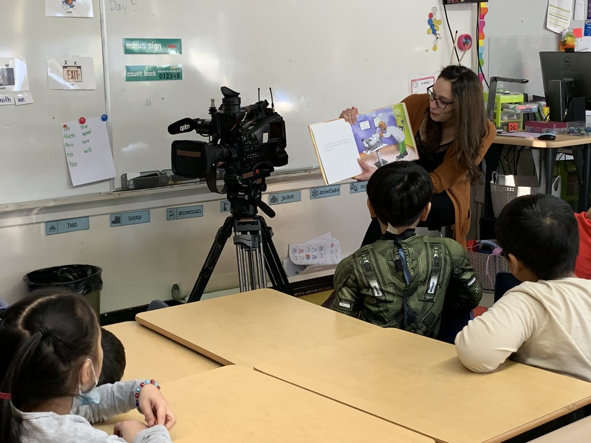 APTN <a href="/APTNNews/">APTN News</a> reporter Tamara Pimentel @Tamara_APTN came and read to grade 1s today. She talked about how she shares stories from all over the world through the lens of her camera. Thank you Tamara! 🎥