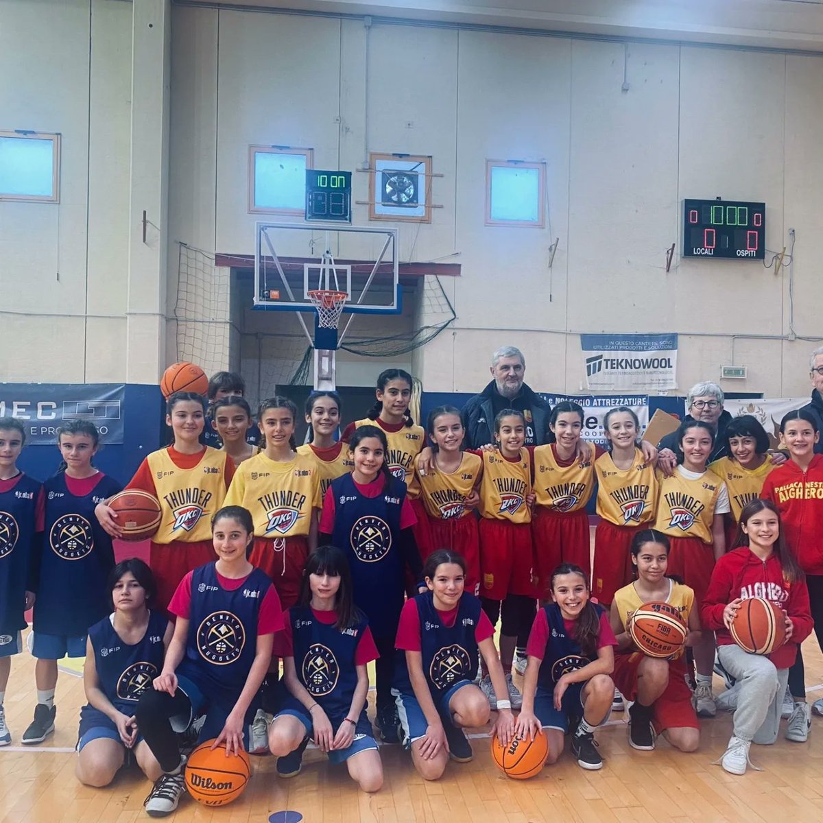 dinamo_sassari's tweet photo. 𝕃𝔸 "ℙℝ𝕀𝕄𝔸" ℕ𝔹𝔸
Le nostre esordienti targate @nuggets perdono contro le @okcthunder di Alghero nel @nbajuniors program, mentre gli under 17 silver (2008-2008) dominano largamente al PalaSerradimigni.
#dinamoacademy #under17 #esordienti #nbajunior #denver #Sardegna https://t.co/njtnZNxhyy