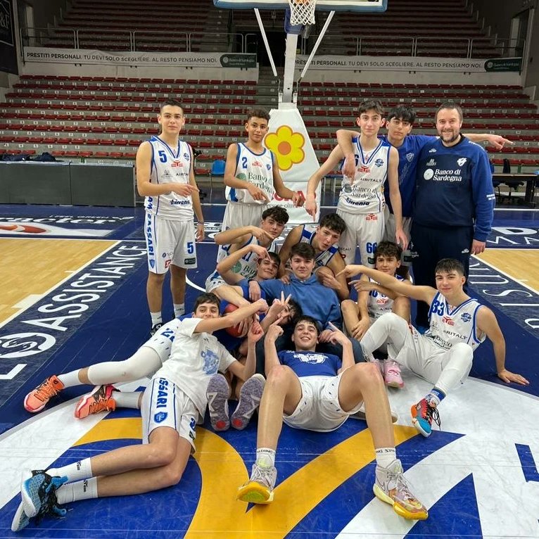 dinamo_sassari's tweet photo. 𝕃𝔸 "ℙℝ𝕀𝕄𝔸" ℕ𝔹𝔸
Le nostre esordienti targate @nuggets perdono contro le @okcthunder di Alghero nel @nbajuniors program, mentre gli under 17 silver (2008-2008) dominano largamente al PalaSerradimigni.
#dinamoacademy #under17 #esordienti #nbajunior #denver #Sardegna https://t.co/njtnZNxhyy