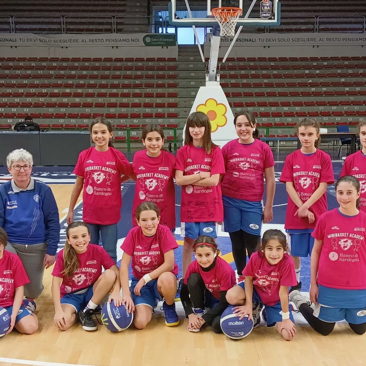 dinamo_sassari's tweet photo. 𝕃𝔸 "ℙℝ𝕀𝕄𝔸" ℕ𝔹𝔸
Le nostre esordienti targate @nuggets perdono contro le @okcthunder di Alghero nel @nbajuniors program, mentre gli under 17 silver (2008-2008) dominano largamente al PalaSerradimigni.
#dinamoacademy #under17 #esordienti #nbajunior #denver #Sardegna https://t.co/njtnZNxhyy