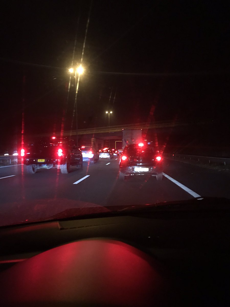 Goed, ik sta hier al 1,5 uur stil. Iemand nog iets leuks te melden? #A12 #muurvast