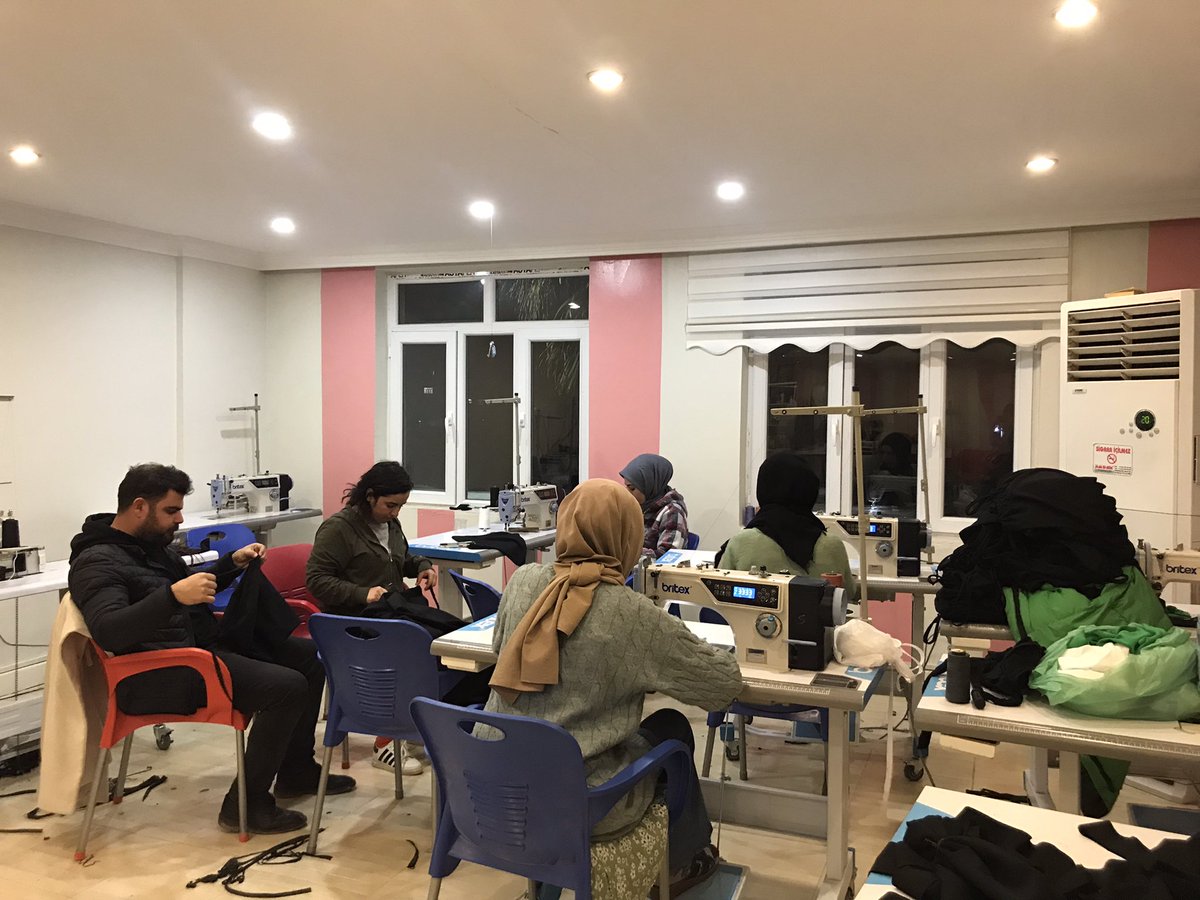 MimarMehmet63's tweet photo. Suruç Girişimcilik ve Tasarım Merkezi olarak depremzedelere gönderilmek üzere atkı ve bere dikimi çalışmaları devam etmektedir, en kısa zamanda ihtiyaç sahiplerine gönderilecektir. @kenanaktas21 @AFADBaskanlik @suleymansoylu @NeclaKa42594064 @fatma3439 @SurucGitam @SurucKultur https://t.co/tmZhlSu5fC