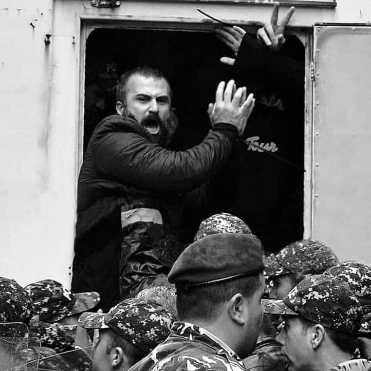 husseinfawaz_3's tweet photo. الجرأة تحتاج رجال 
والرجال تحتاج مواقف والمواقف تحتاج مبادئ
والمبادئ تحتاج قضية 
والقضية تحتاج وطن
والوطن يحتاج مثلك #واصف_الحركه @WasefHarake #صار_الوقت @sarelwa2et https://t.co/oTpA0F5hCs