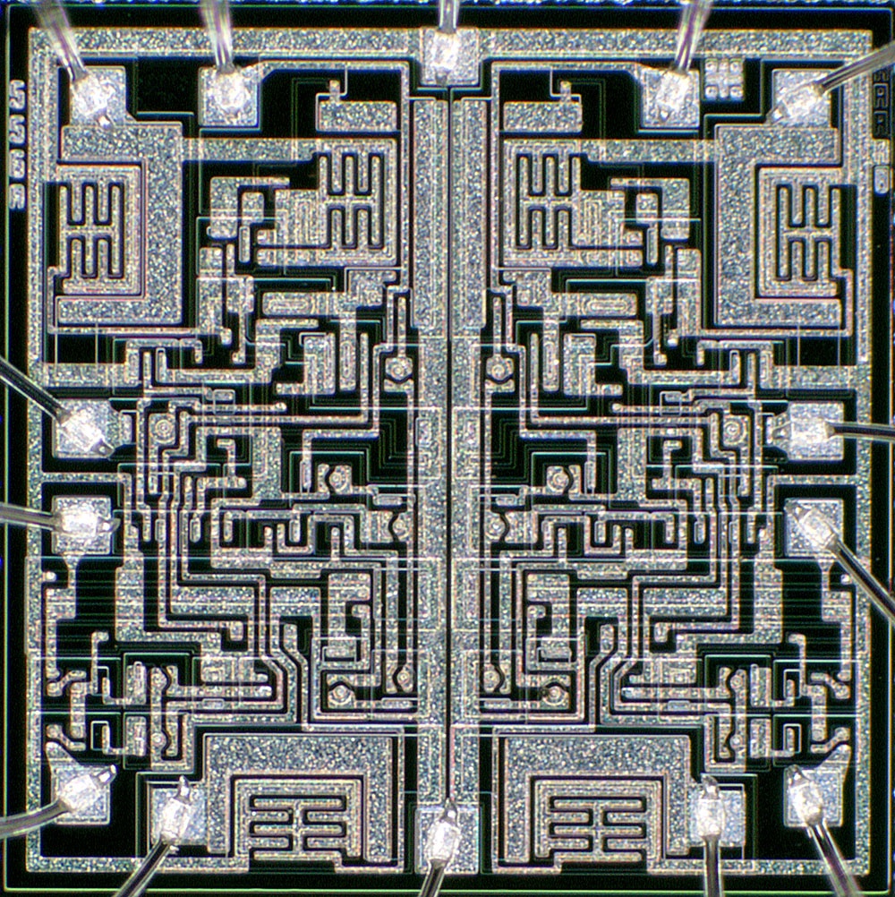 Siliconinsid's tweet photo. National LM556 (2000)
With the LM556, you get a 555 time two! https://t.co/dU7R1aBbwe