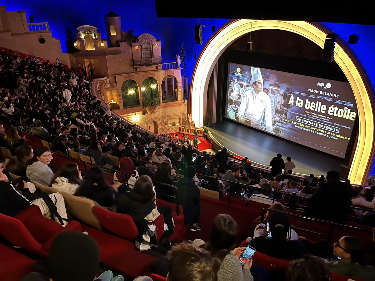 missguilloteau's tweet photo. [#CordeesdeLaReussite]

🎬 Sortie culturelle avec la Sor4, promotion issue du partenariat entre les étudiantes de @SorbonneParis1 et le @clgpagnolsoa 

Avant première du film #alabelleetoile au @LeGrandRex avec #justriadh 

Merci pour tout  @leReseauAsso et @AlexHascoet ! https://t.co/Okx0ocKibq