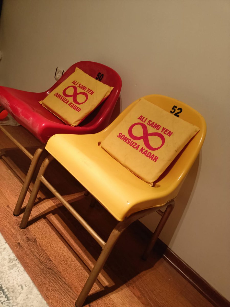 Görüldüğü üzere insanlar manevi önemi olan eşyalarını depremzedelere bağışlamak üzere  yardıma dönüştürüyorlar.
Ben de Ali Sami Yen Stadı'ndan son sezon aldığım koltukları(Sarı-Kırmızı)ve AliSamiYen son sezon Kombinesi ile  birlikte en yüksek fiyatı sunacak kişiye hediye edeceğim