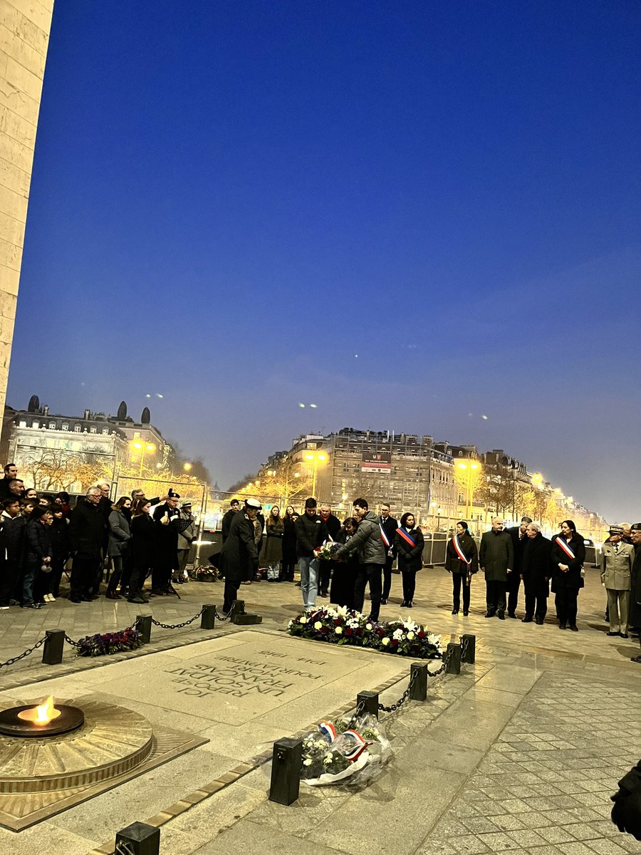Ce soir émouvante cérémonie de ravivage de la flamme sous l’Arc de Triomphe par l’UNC et <a href="/SF_Siege/">Le Souvenir Français</a> avec les portes-drapeaux  du <a href="/SF_paris11/">Souvenir Français Paris11e</a> et du Lycée Voltaire #Paris11