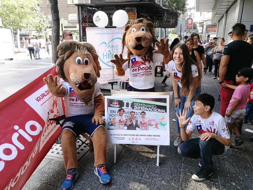 AmordePapa's tweet photo. Frente a #tribunalesdefamilia , SIEMPRE EN ACCIÓN #15años , difundiendo nuestra #LEYAMORDEPAPÁ con el apoyo de nuestros HIJOS y de nuestras leales mascotas 
@PapaLeonKreato y su hijito HAMZA

Así construimos LA HISTORIA DE AMOR PATERNO MÁS GRANDE JAMÁS CONTADA

info@amordepapa.cl https://t.co/nlxc2MvCFR