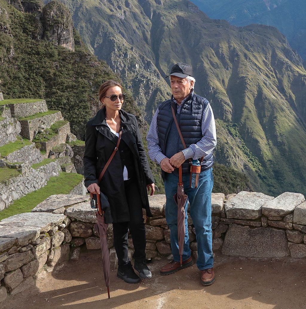 machupicchusa's tweet photo. El premio nobel Mario Vargas Llosa, académico de la RAE, es el primer escritor de habla hispana en ingresar a la Academia Francesa. Haz como Mario, ven a Perú!
Reserva tu viaje!
✅Whatsapp👉https://t.co/gtGFfbkge1
📞Teléfono: +51-977777777
🌐https://t.co/ATzl9UjWOA
Fotos: El País https://t.co/QvJXlei2uY