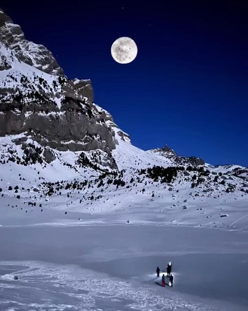 Huesca_LaMagia's tweet photo. Esta postal de cuento te esperan con @tenapark en su experiencia de dormir en la nieve ❄️☃️… queréis que hagamos reel de toda la experiencia?? 🤔🙋
#huescalamagia #visithuesca #winter #valledetena https://t.co/urLyHYqNua