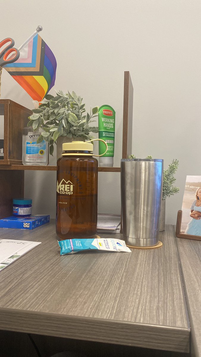 galswiig's tweet photo. @begayorlogoff @poIlygray no but literally my desk rn https://t.co/u3NIWs3PjA