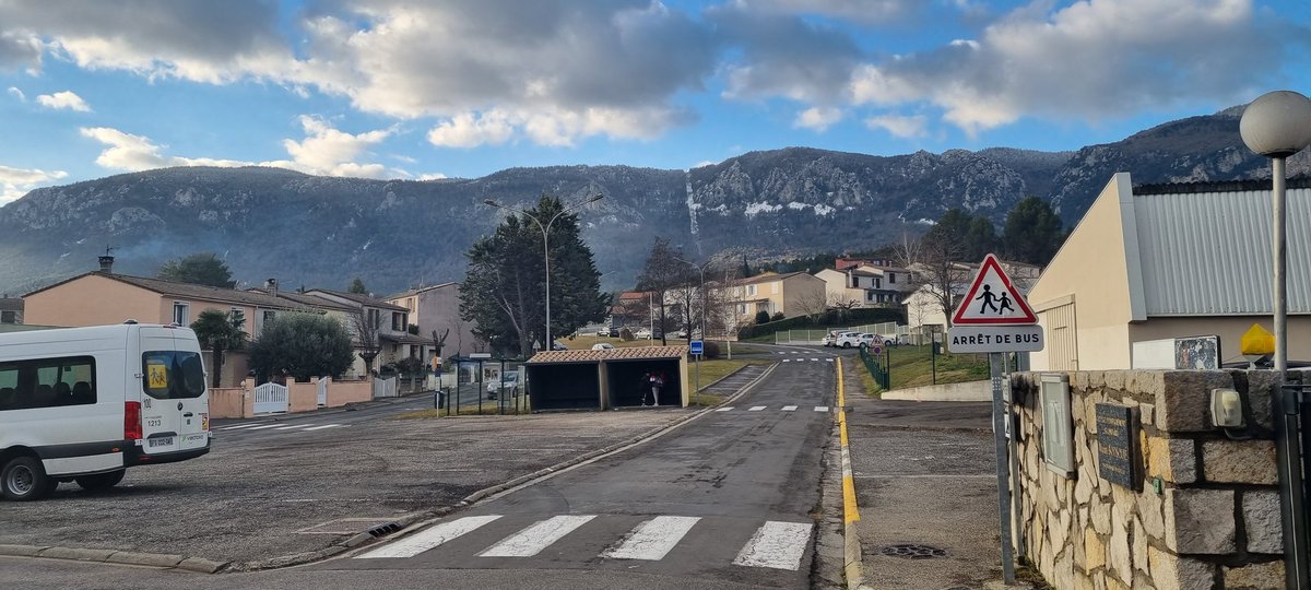 regisbegorre's tweet photo. Merci à M le Principal, toute son équipe pour l'accueil qui nous a été réservé auj dans le cadre du groupe de travail "équité et terroire" du pôle égalité des chances. Devoirs faits, cordées de la réussite, internat d'excellence.  De très riches échanges avec des équipes au top ! https://t.co/5lpc17JATm