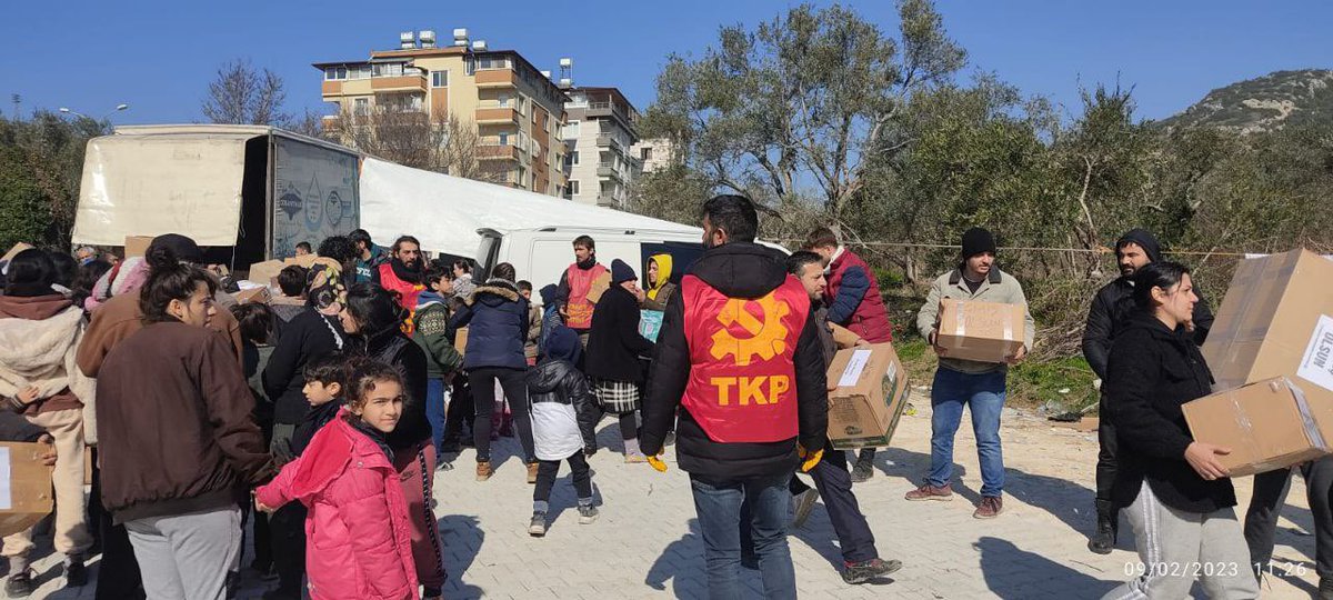 bursatkp's tweet photo. Bursa ve Eskişehir’den getirdiğimiz yardım malzemeleri halka ulaşıyor. Bugün Harbiye'ye bağlı Gümüşgöze, Yeşilpınar ve Bahçeköy köylerine ulaştık. https://t.co/iUHgI2FCHO