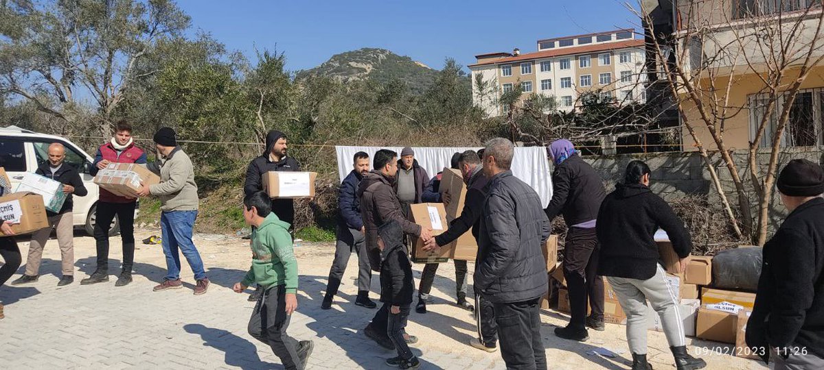 bursatkp's tweet photo. Bursa ve Eskişehir’den getirdiğimiz yardım malzemeleri halka ulaşıyor. Bugün Harbiye'ye bağlı Gümüşgöze, Yeşilpınar ve Bahçeköy köylerine ulaştık. https://t.co/iUHgI2FCHO