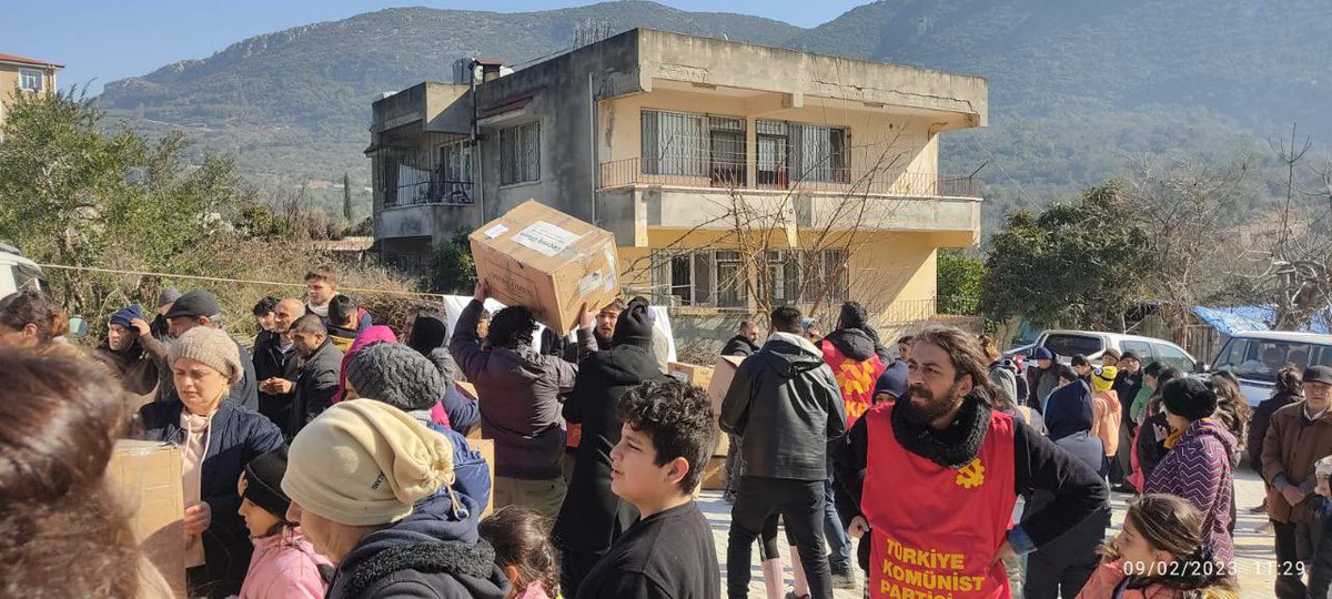 bursatkp's tweet photo. Bursa ve Eskişehir’den getirdiğimiz yardım malzemeleri halka ulaşıyor. Bugün Harbiye'ye bağlı Gümüşgöze, Yeşilpınar ve Bahçeköy köylerine ulaştık. https://t.co/iUHgI2FCHO