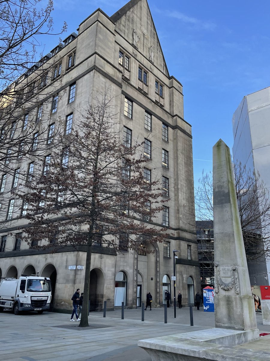 Joanne_Lake's tweet photo. Manchester was looking mighty handsome in the sunshyiiine today. Swung by St Peter's Square to say hello to my favourite street trees, pin oak and foxglove (pictured this morning/last summer)
I really really love trees and I really really love my city
#TreeSpotting #Manchester https://t.co/bqb79xDkzb
