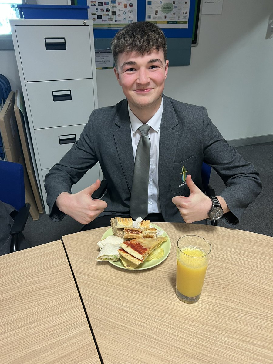 We had a great working lunch (James maximises the space on his plate🤣) with our Student Executive Team this afternoon. They make us proud everyday. #servingothers #studentvoice #shadowboard ❤️ #respect
