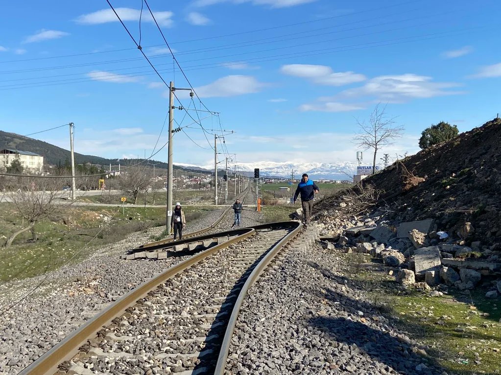 Rainmaker1973's tweet photo. Another evidence of the dislocation of the Anatolian tectonic plate following the Feb 6-7 earthquakes, this time along the railway in Şekeroba (Türkoğlu, Kahramanmaraş, Turkey), confirming the ~3-4 meters of dislocation.

[📷 Cengiz Zabcı: https://t.co/3HCDRGGd1M] https://t.co/rOJkYOYVvK