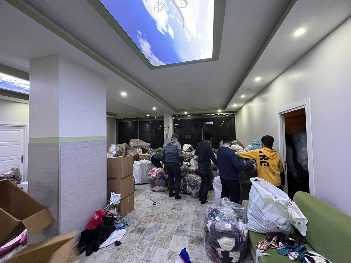 PsEsenyurt's tweet photo. Esenyurt Peygamber Sevdalıları olarak  toplamış olduğumuz insanî yardım malzemelerini deprem bölgesine ulaştırmak üzere 2.kamyoneti gönderdik. https://t.co/gxtyCZceo1