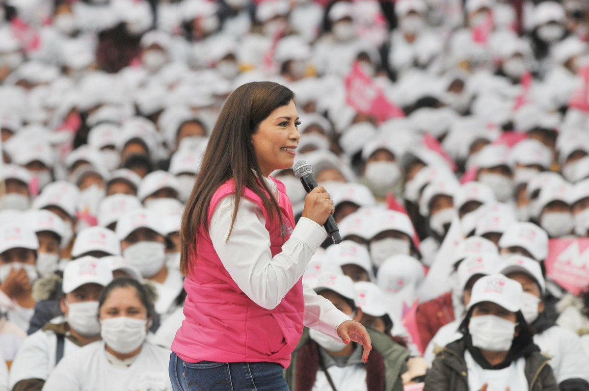 Bren_Alvarado's tweet photo. Las mujeres son muy importantes para el @Edomex al ser colocadas en el centro de la política social y hoy son reconocidas en el municipio de Atlacomulco por nuestro Gobernador @alfredodelmazo, por su trabajo al frente de las familias, al recibir el Salario Rosa. https://t.co/JgTLyrrdbD