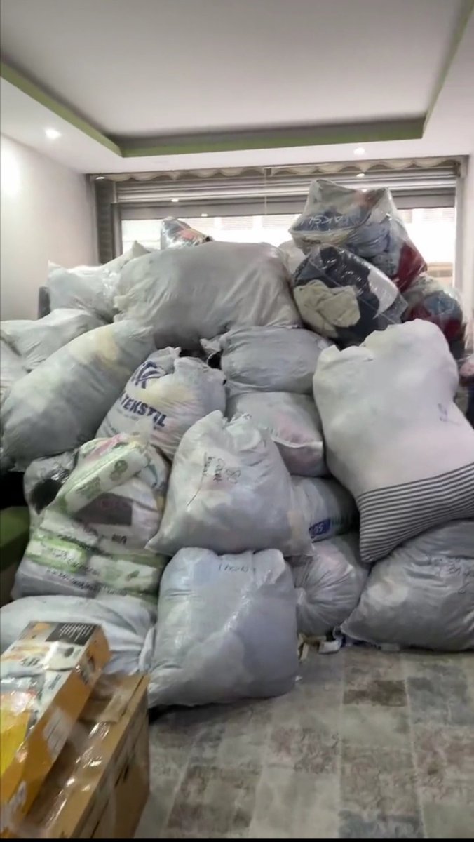 PsEsenyurt's tweet photo. Esenyurt Peygamber Sevdalıları olarak  toplamış olduğumuz insanî yardım malzemelerini deprem bölgesine ulaştırmak üzere 2.kamyoneti gönderdik. https://t.co/gxtyCZceo1