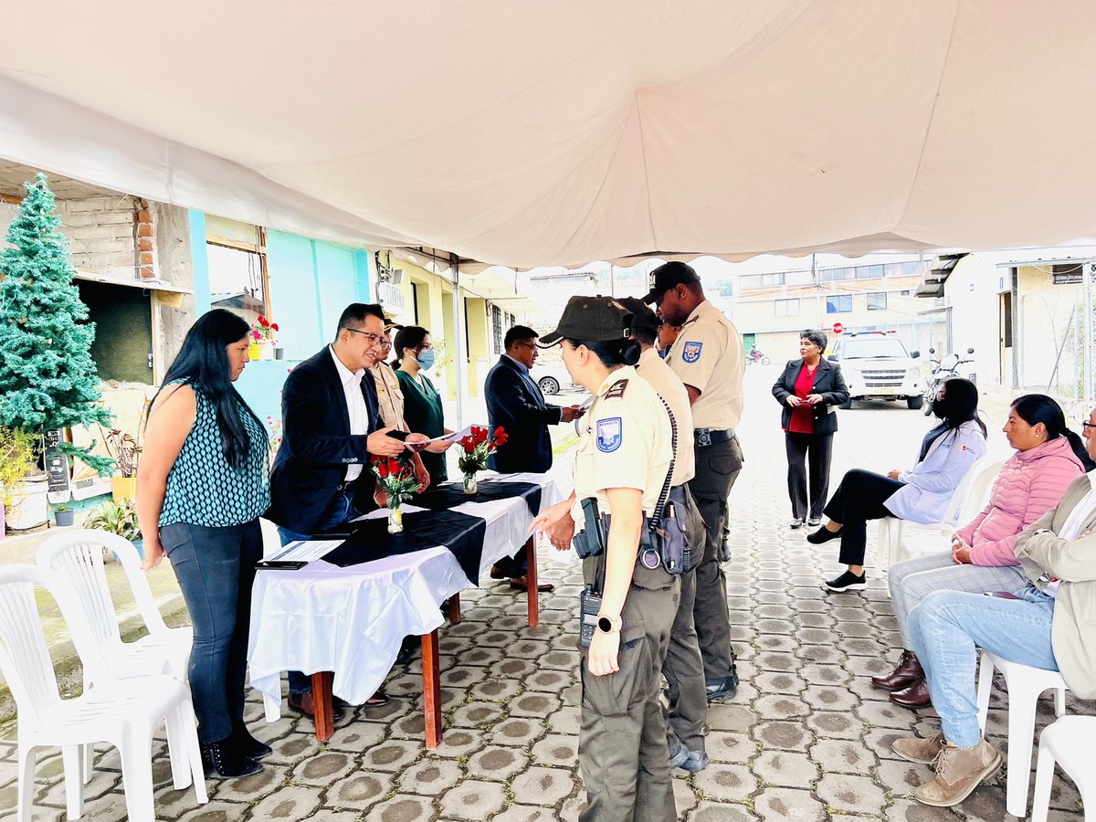 SantiM2022's tweet photo. #ConectadosPorTuFuturo| continúa en #Rumiñahui.

Preocupados por el tema inseguridad, apoyamos al UPC de Cotogchoa, con internet gratuito, así lograrán los vecinos del sector tener una mejor comunicación con las autoridades de control y sentirse más protegidos. 
#Seguridad https://t.co/LNXAhcTadh