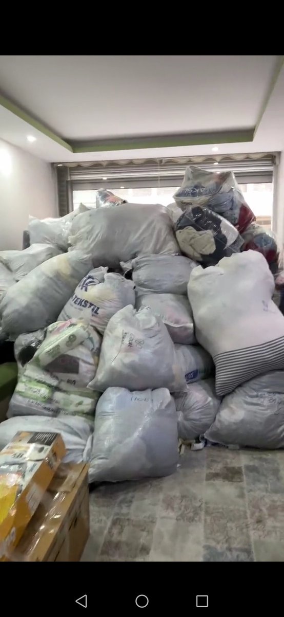 PsEsenyurt's tweet photo. Esenyurt Peygamber Sevdalıları olarak  toplamış olduğumuz insanî yardım malzemelerini deprem bölgesine ulaştırmak üzere 2.kamyoneti gönderdik. https://t.co/gxtyCZceo1