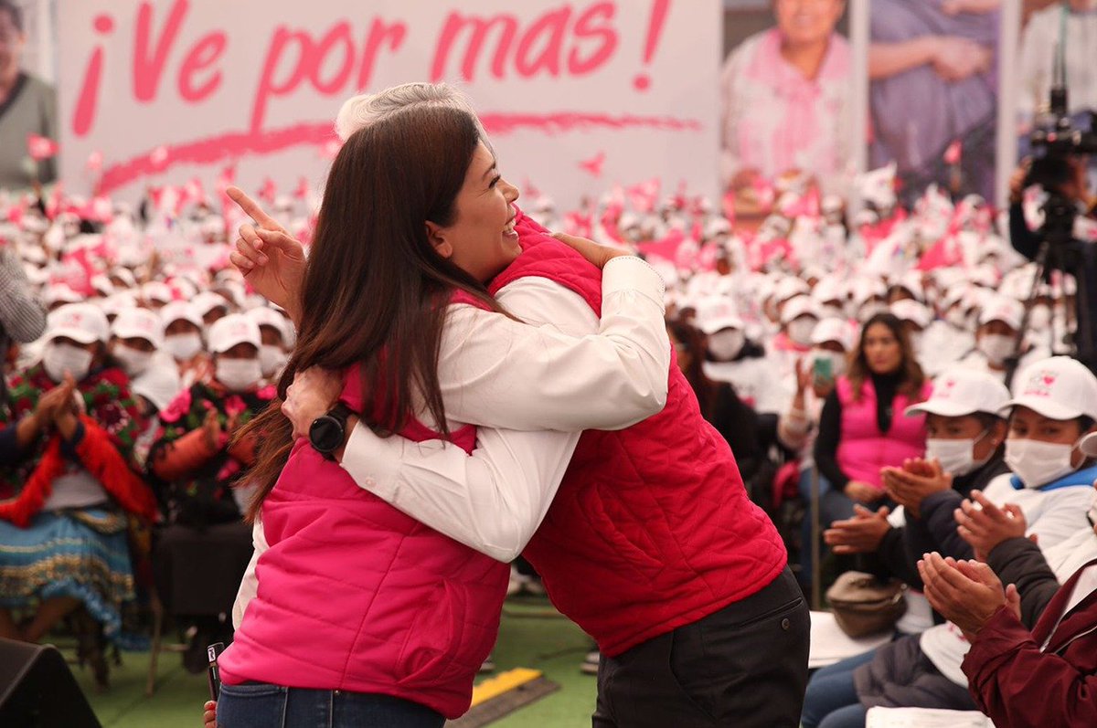 Bren_Alvarado's tweet photo. Las mujeres son muy importantes para el @Edomex al ser colocadas en el centro de la política social y hoy son reconocidas en el municipio de Atlacomulco por nuestro Gobernador @alfredodelmazo, por su trabajo al frente de las familias, al recibir el Salario Rosa. https://t.co/JgTLyrrdbD
