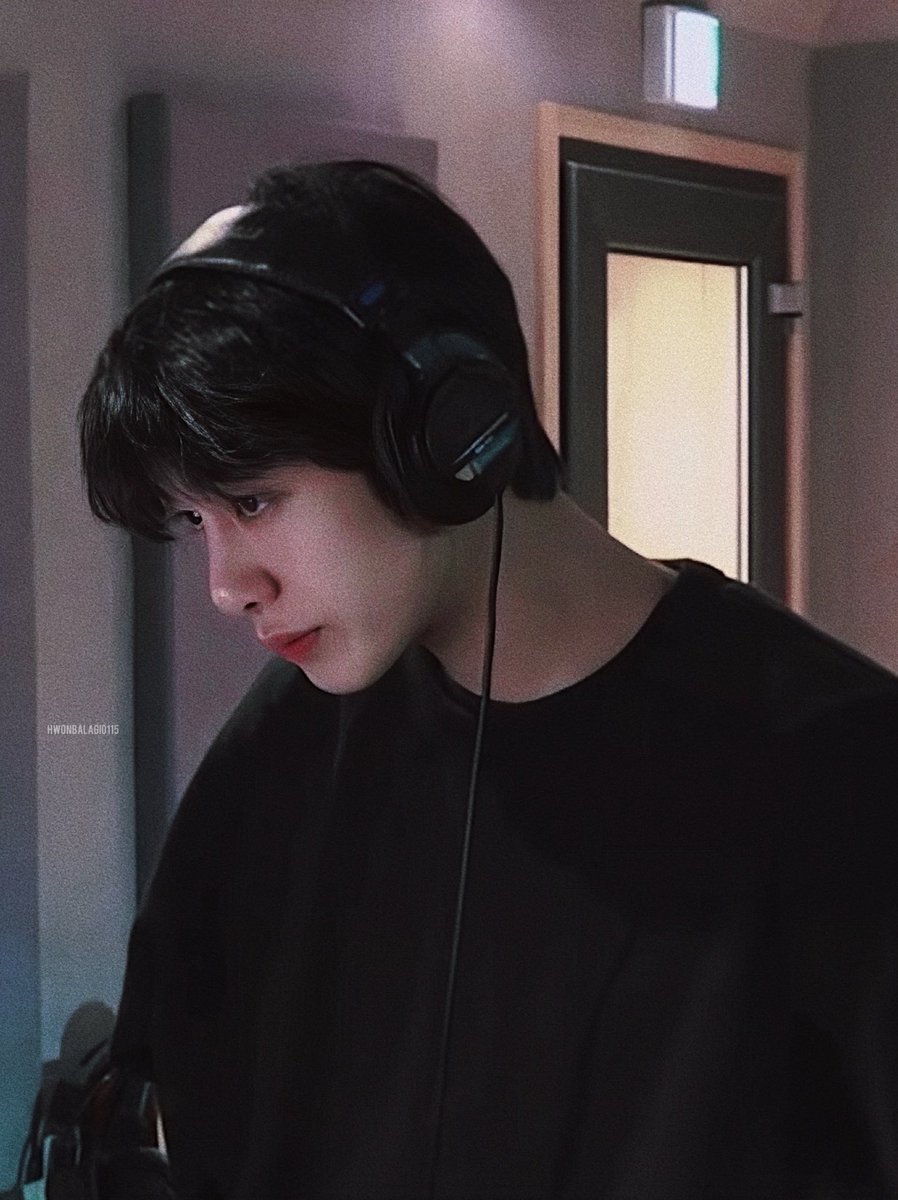 genuinely can't move on from this hyungwon 😵‍💫