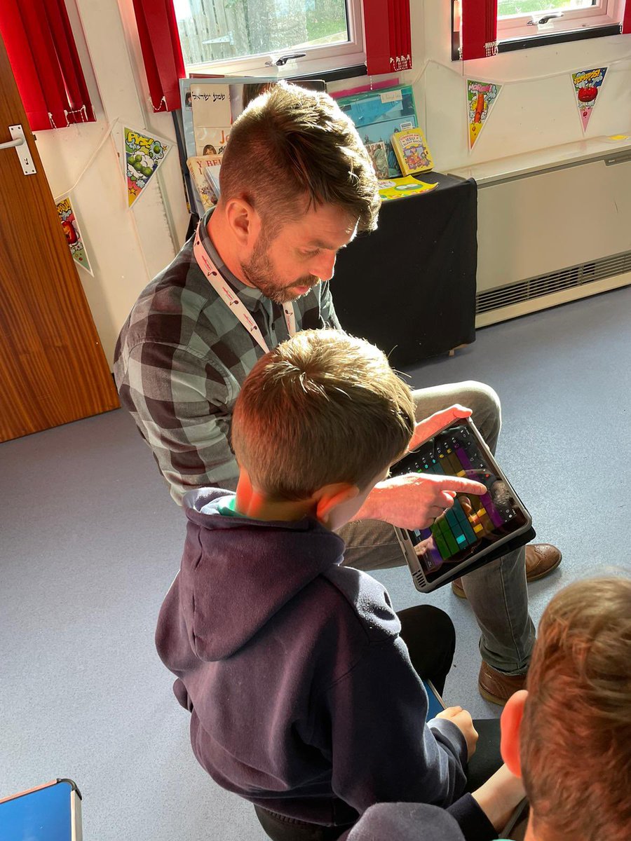 ysgolmorfa's tweet photo. Diolch i Dafydd Eurgain @CerddYsgolion am y sesiwn gerdd prynhawn heddiw. Y plant wedi mwynhau dysgu chwarae’r ukulele a chyfansoddi cerddoriaeth yn ddigidol. 🎶 🎸 #arbrofi #celfyddydaumynegiannol https://t.co/auAV6Ss4un