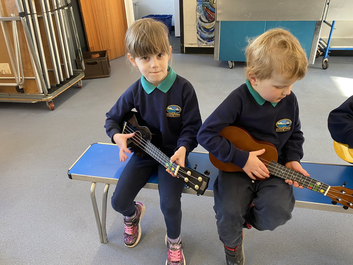 ysgolmorfa's tweet photo. Diolch i Dafydd Eurgain @CerddYsgolion am y sesiwn gerdd prynhawn heddiw. Y plant wedi mwynhau dysgu chwarae’r ukulele a chyfansoddi cerddoriaeth yn ddigidol. 🎶 🎸 #arbrofi #celfyddydaumynegiannol https://t.co/auAV6Ss4un