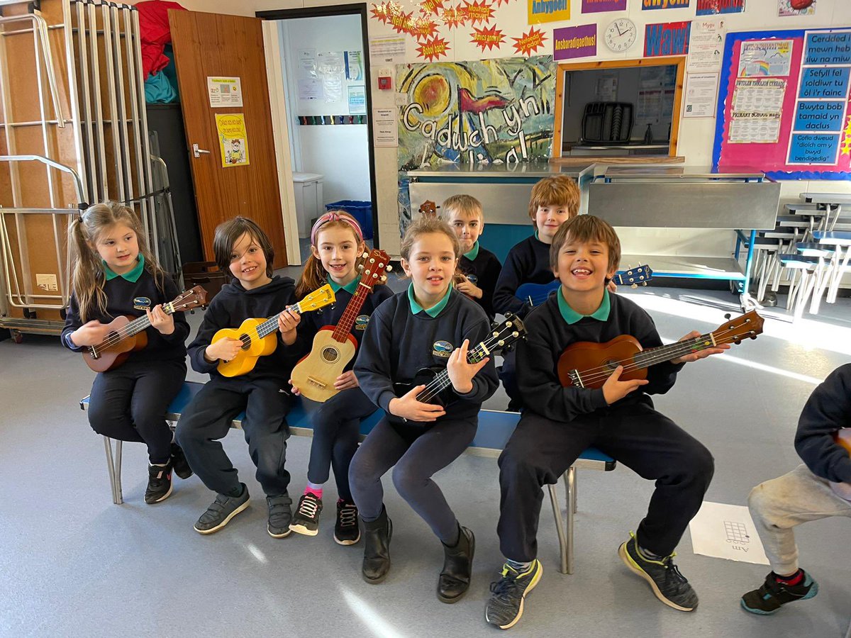 ysgolmorfa's tweet photo. Diolch i Dafydd Eurgain @CerddYsgolion am y sesiwn gerdd prynhawn heddiw. Y plant wedi mwynhau dysgu chwarae’r ukulele a chyfansoddi cerddoriaeth yn ddigidol. 🎶 🎸 #arbrofi #celfyddydaumynegiannol https://t.co/auAV6Ss4un
