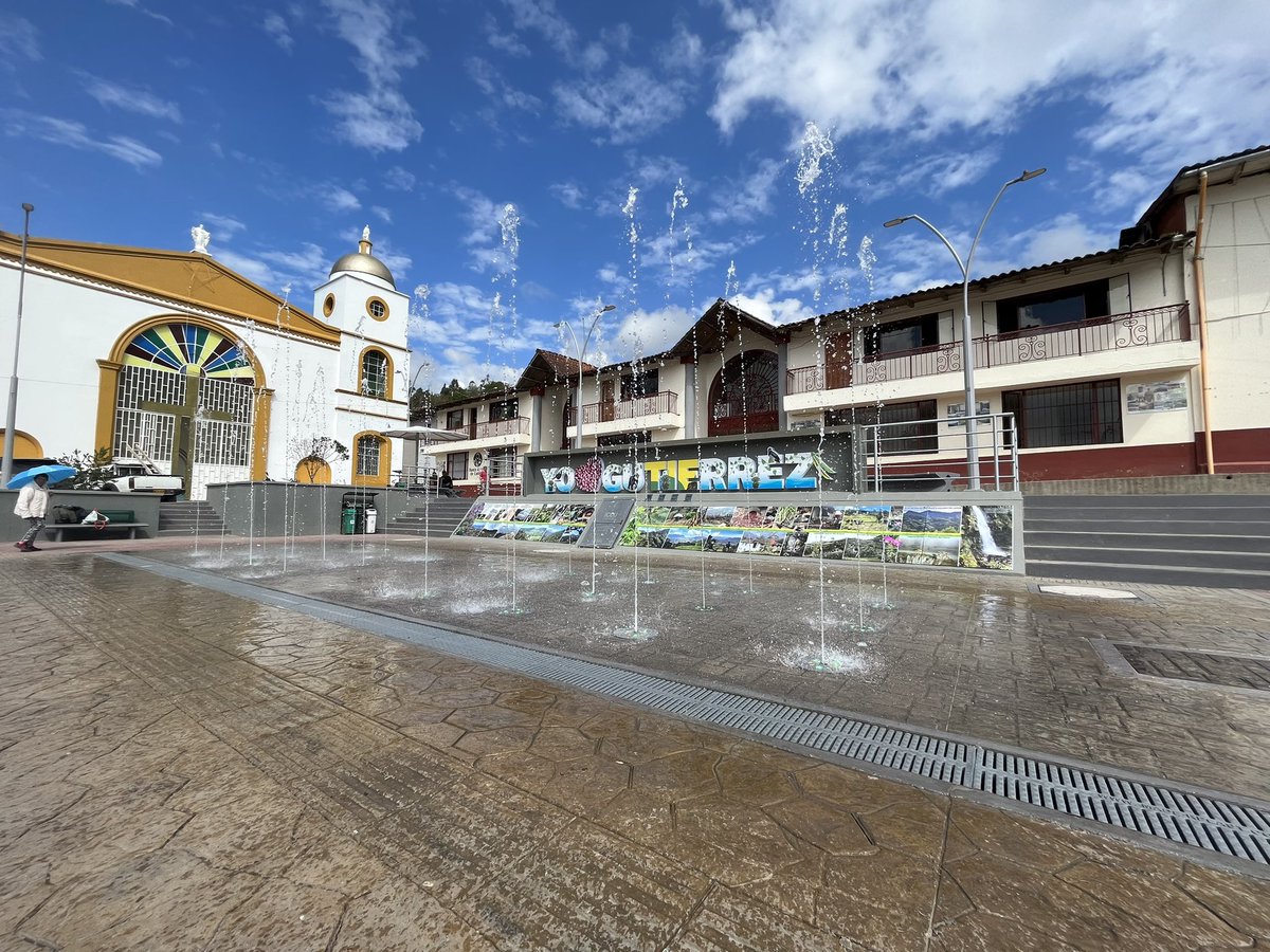 efrcundinamarca's tweet photo. En compañía del alcalde Juan Pablo Sánchez seguimos #EntregandoProgreso para los habitantes del municipio de @alcalgutierrez donde gracias a una inversión superior a los 2.800 millones de pesos inauguramos las obras adelantadas en el Parque Principal. https://t.co/aoEJrmHBgv