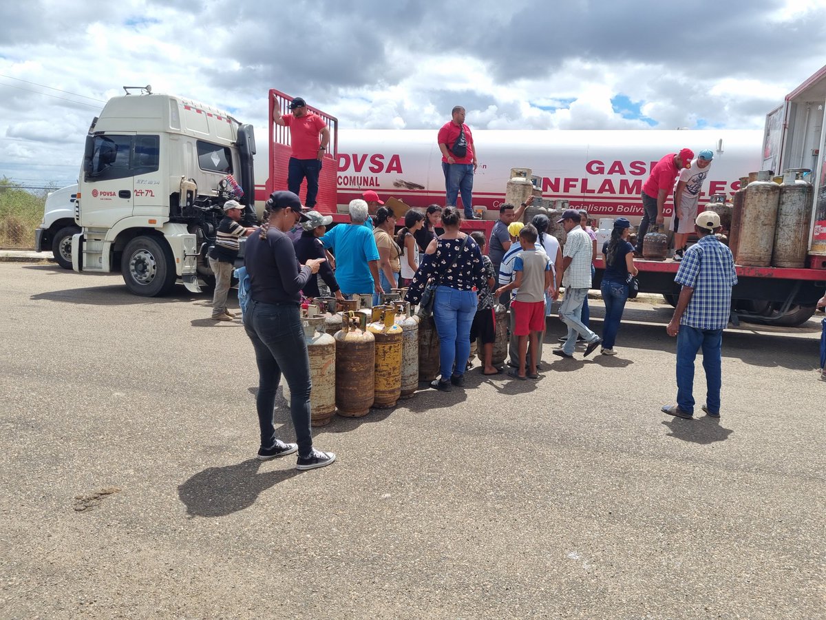AIDELYSOYON's tweet photo. #09Feb Barbacoas Mcpio. Urdaneta Operativo de Gas Comunal. Gracias a: nuestro Pdte. @NicolasMaduro nuestra Gdora. @Soykarinacarpio  la Pdta. de PDVSA Gas Comunal S.A @CarylBertho por desarrollar y favorecer al pueblo con cada programa social. #conmadurovamospalante
#Venceremos🚩 https://t.co/cwl3x1X4aV