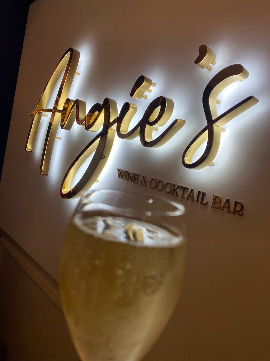 RaDeeOh's tweet photo. Classing up the act big time with the very cool surroundings/cocktails and gorgeous food/atmosphere at the just-launched Angie’s @rolysbistrodub  👌🏻
#Angies #D4eva 
@RoisinOHea 
@ClintDrieberg @elainemleonard https://t.co/L1CVFXg1yL