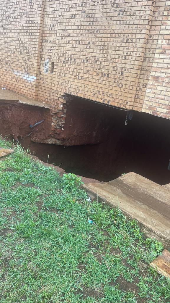 nwufpa's tweet photo. Relebogile Secondary School, Khutsong.

Officials and politicians were warned!

Children will die!

Criminal negligence!

@Lesufi @LebogangMaile1 @GDCoGTA @GCISGauteng @MYANC @MbalulaFikile @GovernmentZA @SALGA_Gov @GovernanceClus1 @NtibiModise1 @nazier_paulsen @Kristel_Free https://t.co/WtFFULmEwu