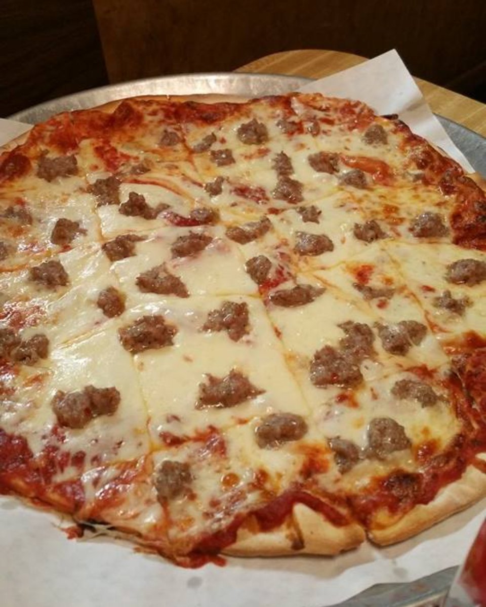 JakesPizzaMinn's tweet photo. Did you know it's National Pizza Day?! Sounds like a great reason to stop by for one of our piping hot pizzas -- not that you ever need an excuse. 🍕 #JakesPizza #BestPizza #Albertlea #Minnesota #EatLocal #SupportLocal #ScratchMade https://t.co/7ka7xwHTsF