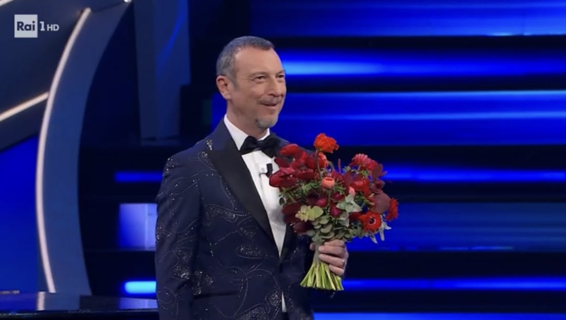 yleniaindenial1's tweet photo. quando sei single a san valentino:

#Sanremo2023 https://t.co/8bJnzlELGv