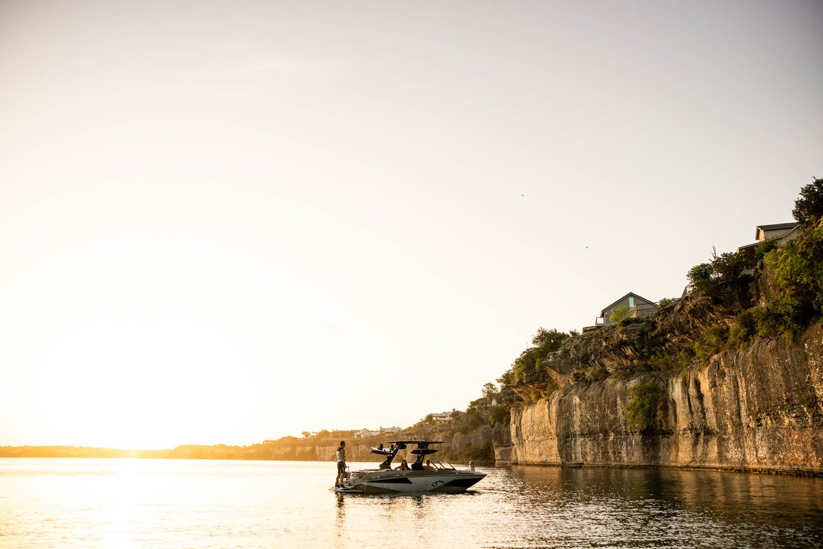 atxboats's tweet photo. Golden hour is the best hour. ✨ #irideatx #atxboats https://t.co/wwhrqkD30H