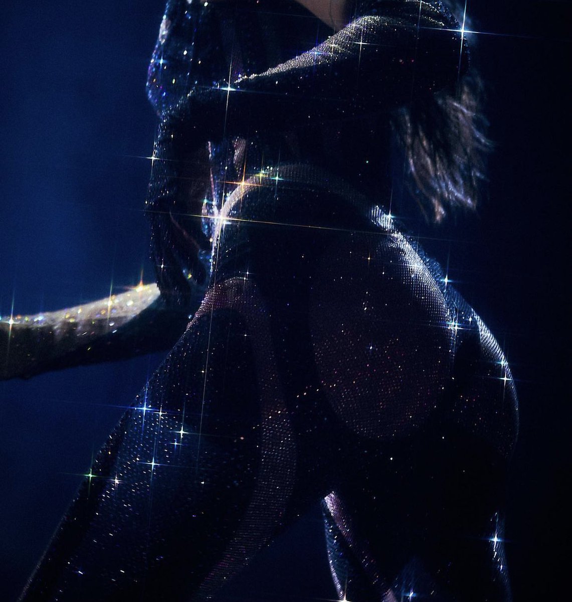duasfacts's tweet photo. dua lipa, you truly shimmer and glimmer.

I'm voting for #ElizabethMiranda for #FaveTourPhotographer at the #iHeartAwards https://t.co/lIR1jsQchy
