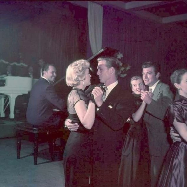 Clubpassionmar2's tweet photo. #Marilyn #marilynmonroe #ClubPassionMarilyn #louellaparsons #ciros #janewyman #ronaldreagan #joeschenck #gregbautzer #arnoldgrant https://t.co/WLySqYZa3E