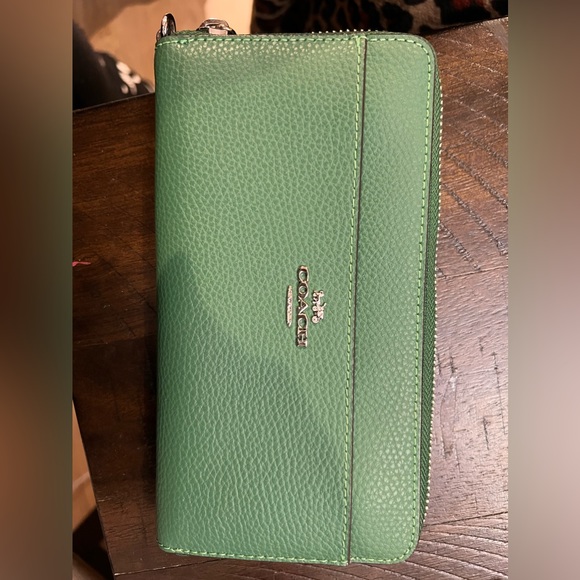 kpins65's tweet photo. So good I had to share! Check out all the items I'm loving on @Poshmarkapp #poshmark #fashion #style #shopmycloset #coach #peterkaiser: https://t.co/pqVADNBuCv https://t.co/GH6Rn3XnnW
