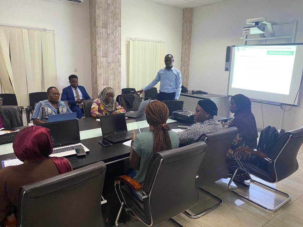 Youth4youths's tweet photo. Le #SlideMaking aide à faciliter la compréhension par la clarification des concepts complexes.
Concrètement elles ont appris :
_les règles de PowerPoint dans le monde professionnel ;
_l'organisation et la structuration d'un PowerPoint pour être "self readable" et https://t.co/Lw5Vdh0lxH