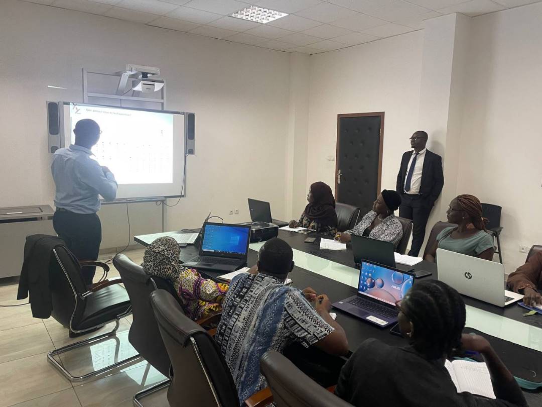 Youth4youths's tweet photo. Le #SlideMaking aide à faciliter la compréhension par la clarification des concepts complexes.
Concrètement elles ont appris :
_les règles de PowerPoint dans le monde professionnel ;
_l'organisation et la structuration d'un PowerPoint pour être "self readable" et https://t.co/Lw5Vdh0lxH