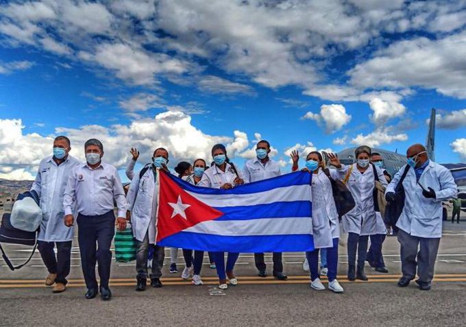EjrcitoOrienta1's tweet photo. Médicos y no bombas, es lo que envía #Cuba a los países hermanos, no damos lo que nos sobra, compartimos lo que tenemos. #JuntarYVencer https://t.co/0nRZzgEzsP