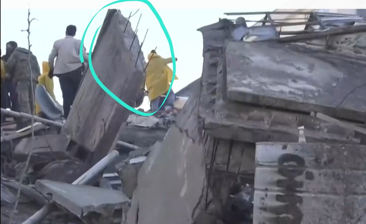 Üzgünüm ama birinci fotoğrafı geçen hafta Tokyo’da çektim. Ne yapayım dikkatimi çekmişti. Deprem ülkesi… Bir inşaatın yanından geçerken gözüme çarpmıştı. Diğeri Türkiye’de bu hafta çekildi.