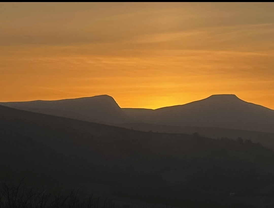DerekTheWeather's tweet photo. A beautiful end to the day in the Brecon Beacons today. Photos by @JoyceGervis 🌄 https://t.co/hRuX1jvall
