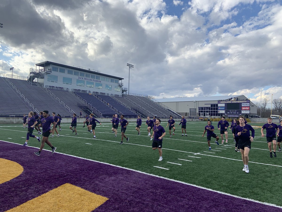 AndyTabler's tweet photo. Good day to get outside for a warm up before lifting…last nice day of the month! @AshlandFB @MMajesky https://t.co/ZRQWyNIDhY