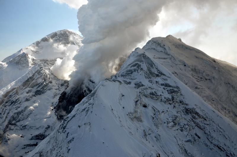 alaska_avo's tweet photo. @USGSVolcanoes @NatlParkService @Volcanoes_NPS @MountRainierNPS @CraterLakeNPS @CapulinNPS @VallesCaldera @LassenNPS @devilstowernp @LakeClarkNPS @KatmaiNPS oh, we remember #Redoubt 's 2009 eruption! That was a busy time! Here is one of my favorite photos from that eruption, but you can browse hundreds at this link: https://t.co/JRqZKAv8jO (Redoubt photos: the peak of a snowy mountain with a dark lava dome and white plume, USGS-AVO) https://t.co/Cclw0HGaAA
